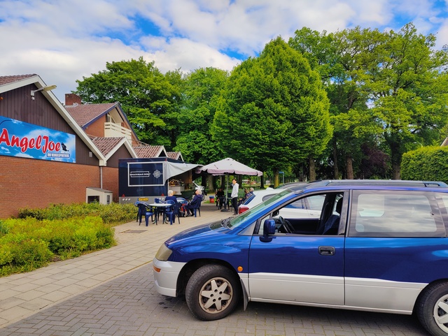 Freek wacht op de bestelling bij Eef Oost